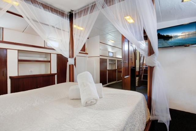 Charming Boat In Barcelona - Perfect Getaway Hotel Sant Adria de Besos Exterior photo