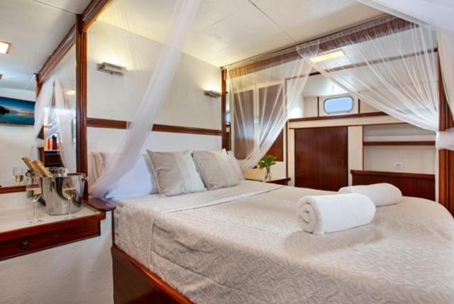 Charming Boat In Barcelona - Perfect Getaway Hotel Sant Adria de Besos Exterior photo